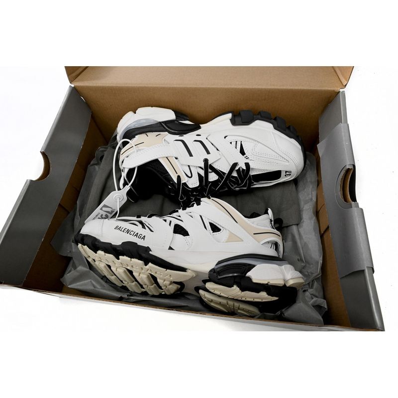 Balenciaga —— 331
