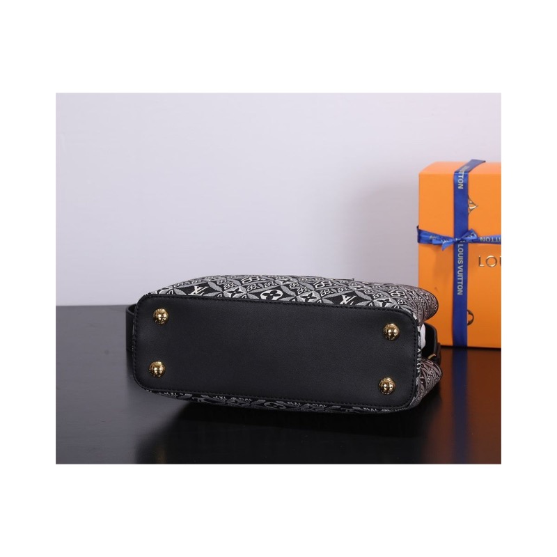 Louis Vuitton Capucines Monogram Bag